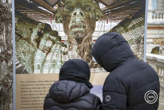 Az Elnyom�st�l szabads�gig - A Gell�rt-hegyi Citadella t�rt�nete c�mmel, a V�rkapit�nys�g t�rlata �prilis k�zep�ig l�that�, a V�rkert Baz�r Glorietthez vezet� r�mp�j�n. K�pek: MTI / Bodn�r Bogl�rka   