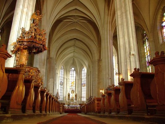 A Gyulafeh�rv�ri R�mai Katolikus F�egyh�zmegye febru�r 12-�n, �nnepi szentmis�vel nyitotta meg a M�rton �ron 130 eml�k�vet Kolozsv�ron, a Szent Mih�ly Templomban, 87 �vvel azut�n, hogy M�rton �ront 1939. febru�r 12-�n, itt szentelt�k p�sp�kk�. K�p forr�sa: Wikid�zet   