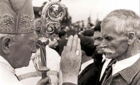 M�rton �ron, a p�sp�k. K�p: Sztojka Ferenc. A p�sp�k sof�rj�nek, Sztojka Ferencnek hagyat�ka a sz�kelyudvarhelyi Ha�z Rezs� M�zeum gy�jtem�ny�b�l. K�p forr�sa: szekelyhon.ro