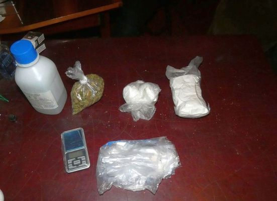 Orosh�z�n, a f�rfi h�z�ban tartott kutat�s sor�n t�bb, mint 70 dkg k�b�t�szergyan�s feh�r port �s nagy �sszeg� k�szp�nzt tal�ltak a nyomoz�k. K�pek forr�sa: B�k�s V�rmegyei Rend�r-f�kapit�nys�g   