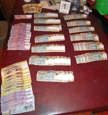 Orosh�z�n, a f�rfi h�z�ban tartott kutat�s sor�n t�bb, mint 70 dkg k�b�t�szergyan�s feh�r port �s nagy �sszeg� k�szp�nzt tal�ltak a nyomoz�k. K�pek forr�sa: B�k�s V�rmegyei Rend�r-f�kapit�nys�g   