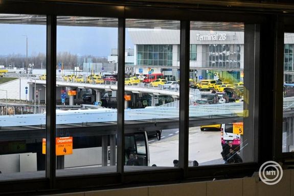 A fejleszt�st min�l el�bb el kell v�gezni, mert egyre t�bb utas van, �s egyre t�bb l�git�rsas�g szeretne Budapestre is k�zlekedni. K�p: MTI / Heged�s R�bert