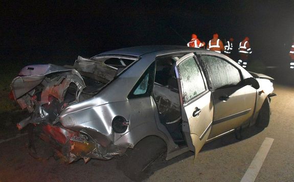 A kunszentm�rtoni aut�s az �rokba csap�dott �s nyolc napon t�l gy�gyul� s�r�l�st szenvedett. K�pek: B�k�s V�rmegyei Rend�r-f�kapit�nys�g   