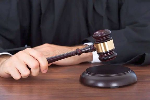 �zletszer�en elk�vetett csal�s v�ts�ge miatt, 2 �v id�tartam�, 3 �vi pr�baid�re felf�ggesztett fogh�zb�ntet�sre �t�lt joger�sen, az Orosh�zi J�r�sb�r�s�g egy 22 �ves, b�ntetlen el��let�, f�zesgyarmati n�t, aki internetes csal�sokat k�vetett el. A k�p illusztr�ci�. K�p: Dreamstime   