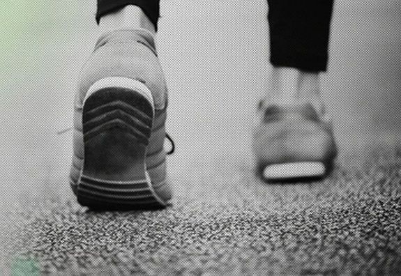 A medgyesegyh�zi f�rfi az �llom�son, a m�sik utas ut�n futott �s futt�ban, lend�letb�l h�ton talpalta. Az utas a vonat f�m ajtaj�nak esett. A k�p illusztr�ci�. K�p: Shuttarstock   