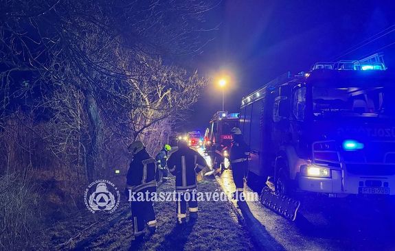 �rokba hajtott a szem�lyaut�s h�tf�n, este, Battonya k�zel�ben. K�p forr�sa: B�k�s V�rmegyei Katasztr�fav�delmi Igazgat�s�g   