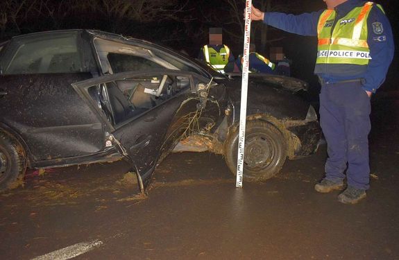  A vezet� �s a h�ts� utas bek�t�tt�k magukat, az els�dleges inform�ci�k szerint, k�nny� s�r�l�st szenvedtek. A jobb els� �l�sen utaz� f�rfi nem haszn�lta a biztons�gi �vet, s�lyosan megs�r�lt. K�pek forr�sa: B�k�s V�rmegyei Rend�r-f�kapit�nys�g      