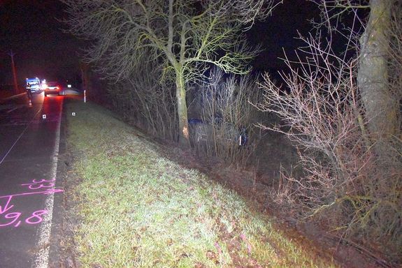  A vezet� �s a h�ts� utas bek�t�tt�k magukat, az els�dleges inform�ci�k szerint, k�nny� s�r�l�st szenvedtek. A jobb els� �l�sen utaz� f�rfi nem haszn�lta a biztons�gi �vet, s�lyosan megs�r�lt. K�pek forr�sa: B�k�s V�rmegyei Rend�r-f�kapit�nys�g      