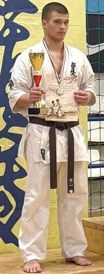 Koll�th Z�t�ny ez�st�rmet szerzett Veszpr�mben, a Kyokushin Karate Magyar Bajnoks�gon. K�pek Forr�sa: Szerz�