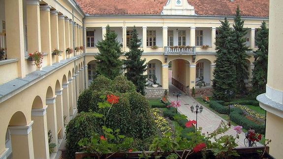 Es�biztoss� teszik a rendezv�nysorozatot �gy, hogy d�lut�n 3 �r�ig mindig eld�ntik, a v�rosh�za udvar�n, vagy a B�k�scsabai J�kai Sz�nh�zban tartj�k meg az el�ad�st. A k�pen a v�rosh�za udvara. K�p forr�sa: visitbekescsaba.com