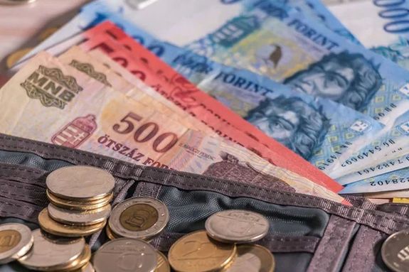 Az ittas f�rfi a n� zseb�b�l, er�szakkal kivett 22 ezer 300 forintot, p�rja havi j�vedelm�nek k�zel egynegyed�t. A k�p illusztr�ci�. K�p: DepositPhotos