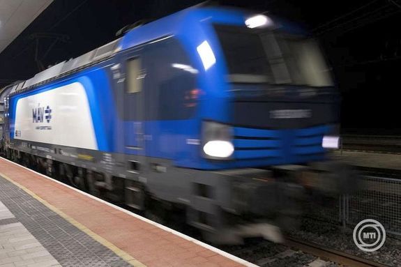 Febru�r 27-�n, p�nteken, hajnalban, elindult a teherforgalom M�V-csoport 150. sz�m� vonal�n, amely a Budapest-Belgr�d �jj��p�tett vas�tvonal magyarorsz�gi szakasza. K�pek: MTI / Lakatos P�ter   