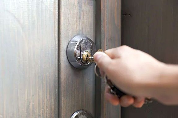 A f�rfi �ll�totta, hogy amikor a b�k�scsabai lak�sajtaj�nak z�rj�ba helyezte a kulcsot, valaki h�tulr�l megt�madta, er�sen megl�kte �s meg is sz�rta. A k�p illusztr�ci�. K�p: DepositPhotos