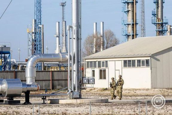  Katonai v�delmet kapott az algy�i biztons�gi f�ldg�zt�roz�. K�p: MTI / Rosta Tibor