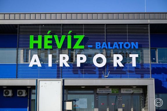 Meg�jult a kifut�p�lya �s a gurul��t, b�v�lt az utastermin�l �s �j ir�ny�t�torony is �p�lt a Zala v�rmegyei S�rmell�ken, a H�v�z-Balaton Airporton, ahol p�nteken adt�k �t a h�rommilli�rd forintb�l l�tes�lt, �j fejleszt�seket. K�pek: MTI / Vasv�ri Tam�s   