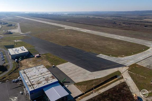 Meg�jult a kifut�p�lya �s a gurul��t, b�v�lt az utastermin�l �s �j ir�ny�t�torony is �p�lt a Zala v�rmegyei S�rmell�ken, a H�v�z-Balaton Airporton, ahol p�nteken adt�k �t a h�rommilli�rd forintb�l l�tes�lt, �j fejleszt�seket. K�pek: MTI / Vasv�ri Tam�s   