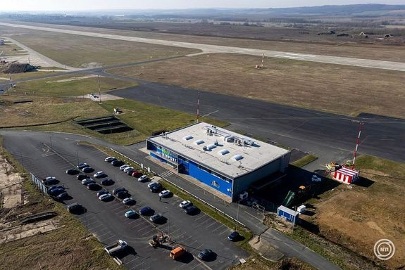 Meg�jult a kifut�p�lya �s a gurul��t, b�v�lt az utastermin�l �s �j ir�ny�t�torony is �p�lt a Zala v�rmegyei S�rmell�ken, a H�v�z-Balaton Airporton, ahol p�nteken adt�k �t a h�rommilli�rd forintb�l l�tes�lt, �j fejleszt�seket. K�pek: MTI / Vasv�ri Tam�s   