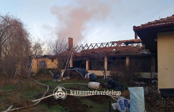 Csal�di h�zhoz �p�tett kaz�nh�z gyulladt ki, B�k�sen, vas�rnap, hajnalban. K�pek forr�sa: B�k�s V�rmegyei Katasztr�fav�delmi Igazgat�s�g