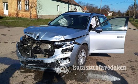 K�t szem�lyg�pkocsi �tk�z�tt Mez�kov�csh�z�n, szombaton, reggel. K�p forr�sa: B�k�s V�rmegyei Katasztr�fav�delmi Igazgat�s�g