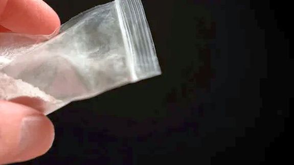 A szarvasi rendőrök az éjjel, átvizsgálták az autóban ülők ruházatát és egy 27 éves nőnél, nejlon zacskóba csomagolva, fehér színű, kristályos anyagot találtak. A kép illusztráció. Kép: Shutterstock A szarvasi rendőrök az éjjel, átvizsgálták az autóban ülők ruházatát és egy 27 éves nőnél, nejlon zacskóba csomagolva, fehér színű, kristályos anyagot találtak. A kép illusztráció. Kép: Shutterstock