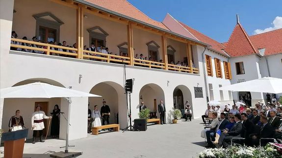  szlov�kiai Borsiban, 2021 j�nius�ban adt�k �t a k�t orsz�g k�zt�rsas�gi eln�keinek jelenl�t�ben, a fel�j�tott R�k�czi-kast�lyt magyar korm�nyzati t�mogat�sb�l. K�pek: F�bi�n Gergely / ma7.sk