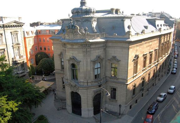 A F�v�rosi Szab� Ervin K�nyvt�r (FSZEK) Budapest egyetlen k�zk�nyvt�r-h�l�zata, Magyarorsz�g legnagyobb forgalm�, nyilv�nos k�zk�nyvt�ra. A FSZEK K�zponti K�nyvt�r�nak otthont ad� Wenckheim-palot�ban lesz a d�j�tad�, j�nius 5-�n. K�p: Wikip�dia