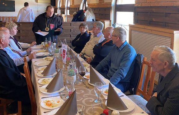 A Nemzetk�zi Szent Gy�rgy Lovagrend B�k�s v�rmegyei prior�tusa hagyom�nyos �vz�r�-�vnyit� munkaeb�dj�t tartotta, Orosh�z�n. K�p forr�sa: Szerz�