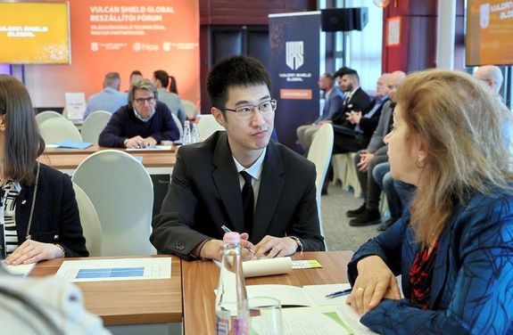 A helyi v�llalkoz�sok k�pvisel�ivel a VSH szakemberei szem�lyesen, k�l�n-k�l�n egyeztettek a mintegy 280 milli�rd forint �rt�k�, 2 ezer 500 �j munkahelyet teremt� projektbe bekapcsol�d�sr�l. K�p: B�k�s V�rmegyei Korm�nyhivatal