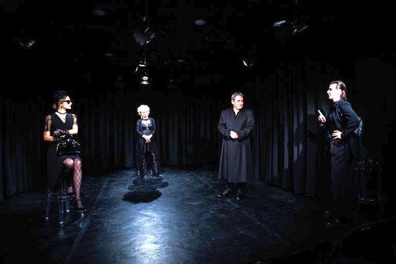 elenetek az el�ad�sb�l. K�pek forr�sa: gyulaivarszinhaz.hu