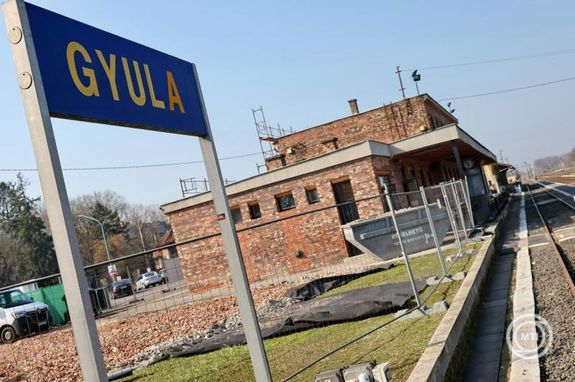 Id�n, janu�r 23-�n, az �p�ttet� M�V P�lyam�k�dtet�si Zrt. �tadta a munkater�letet a k�zbeszerz�sen nyertes kivitelez�nek, a J�nosik �s T�rsai Kft.-nek. A k�pen a m�rcius 5-i, mai �llapot. K�p: MTI / Lehoczky P�ter