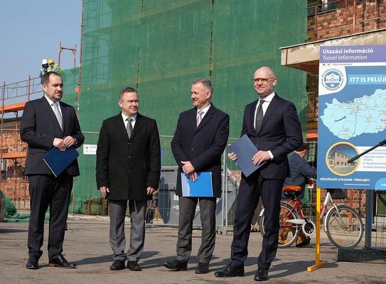 M�rcius 5-�n, cs�t�rt�k�n, ma, a gyulai vas�t�llom�s fel�j�t�s�r�l tartott t�j�koztat� r�sztvev�i. K�p forr�sa: K�nya Istv�n alpolg�rmester Facebook-oldala