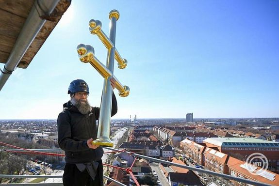  Debrecenben, 2026. m�rcius 6-�n, visszahelyezt�k a fel�j�tott keresztet az �j id�kapszul�val a g�r�gkatolikus f�sz�kesegyh�z torny�n. A keresztet Kocsis F�l�p �rsek-metropolita �ldotta meg. K�pek: MTI / Czegl�di Zsolt   