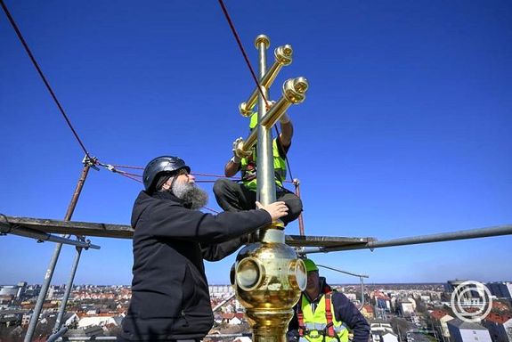  Debrecenben, 2026. m�rcius 6-�n, visszahelyezt�k a fel�j�tott keresztet az �j id�kapszul�val a g�r�gkatolikus f�sz�kesegyh�z torny�n. A keresztet Kocsis F�l�p �rsek-metropolita �ldotta meg. K�pek: MTI / Czegl�di Zsolt   