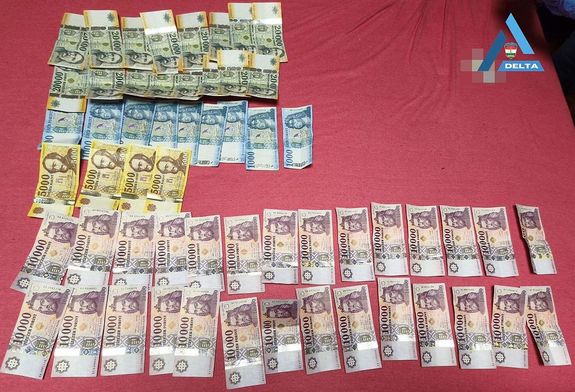 A rend�r�k a villany�r�n�l rejtegetett anyag mellett, �t mobiltelefont �s t�bb, mint 600 ezer forintot foglaltak le a p�rt�l. K�pek: B�k�s V�rmegyei Rend�r-f�kapit�nys�g