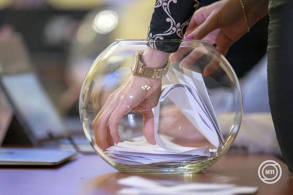 Kisorsolta a Nemzeti V�laszt�si Bizotts�g (NVB) szombaton, hogy az �prilis 12-i, parlamenti v�laszt�son, az orsz�gos p�rtlist�k milyen sorrendben szerepeljenek a szavaz�lapon. K�p: MTI / Kov�cs M�rton