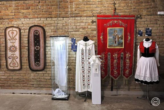 A XX. K�rp�t-medencei N�pi Textilfesztiv�l megnyit�j�n, p�nteken, B�k�scsab�n, a Munk�csy Mih�ly M�zeumban. K�pek: MTI / Lehoczky P�ter