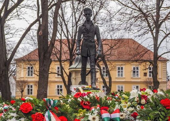 A v�rosi �nneps�g vas�rnap, 11 �rakor lesz a Pet�fi t�ren. K�p forr�sa: Szallas.hu