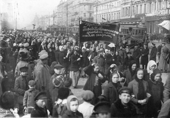 K�p a t�rt�nelemb�l: n�napi t�ntet�s 1917. m�rcius 8-�n, Oroszorsz�gban, Petrogr�dban. A k�pen a n�k keny�r�rt �s b�k��rt t�ntetnek. K�p: Ателье Буллы. K�p forr�sa: Wikip�dia