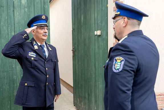 A rend�rkapit�nys�g vezet�je, dr. N�dasdi Tam�s r. alezredes �s koll�g�i tisztelet�k, nagyrabecs�l�s�k jel��l �nneps�get szerveztek Barta alezredes utols� munkanapj�ra. K�pek forr�sa: B�k�s v�rmegyei rend�rs�g Facebook-oldala