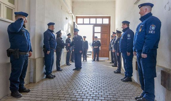 A rend�rkapit�nys�g vezet�je, dr. N�dasdi Tam�s r. alezredes �s koll�g�i tisztelet�k, nagyrabecs�l�s�k jel��l �nneps�get szerveztek Barta alezredes utols� munkanapj�ra. K�pek forr�sa: B�k�s v�rmegyei rend�rs�g Facebook-oldala