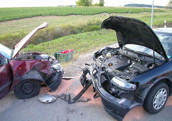 Tavaly, j�nius 22-�n, d�lel�tt, az ittas vezet� g�pkocsij�val, lass�t�s n�lk�l, �tt�rt a menetir�ny szerint bal oldalba, �s �ssze�tk�z�tt a vele szemb�l, szab�lyosan, a menetir�nya szerinti, jobb oldali forgalmi s�vban k�zleked� szem�lyg�pkocsival. A k�p illusztr�ci�. K�p forr�sa: Wikipedia