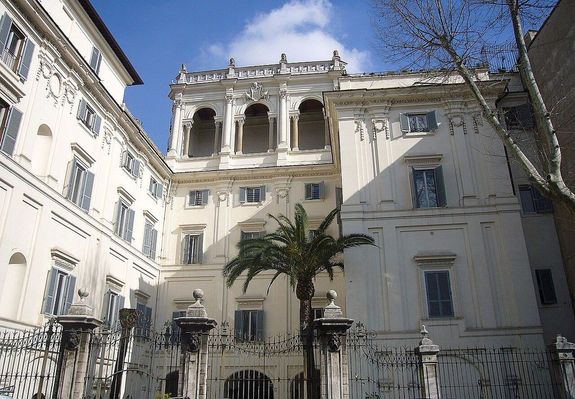 A Falconieri-palota Tevere fel� n�z� udvari homlokzata. K�p: Lalupa. K�p forr�sa: Wikip�dia