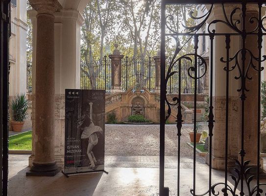 A palota udvara. K�p: JTSH26. K�p forr�sa: Wikip�dia