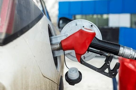 H�tf�n, �jf�lt�l, a benzin eset�ben, a v�dett �r 595, a g�zolaj eset�ben 615 forint literenk�nt, e f�l� nem mehetnek a kiskereskedelmi �rak. A k�p illusztr�ci�. K�p: Shutterstock   