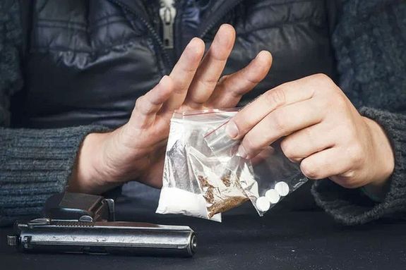 A c�l a k�b�t�szer-fogyaszt�s megel�z�se �s a seg�ts�gny�jt�s. A k�p illusztr�ci�. K�p: VistaCreate