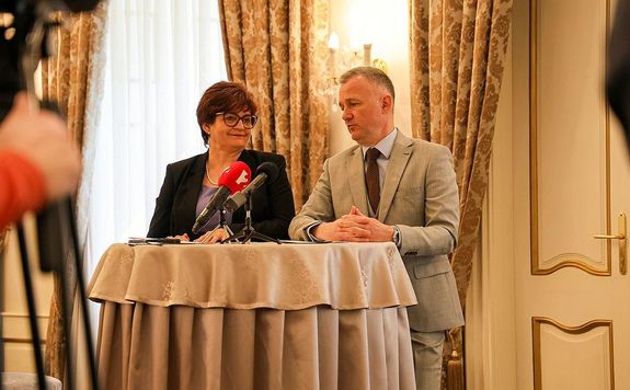 Fekete-Dombi Ildik�, az Alm�sy-kast�lyt is m�k�dtet� Erkel Ferenc Nonprofit Kft. �gyvezet� igazgat�ja �s dr. G�rg�nyi Ern� polg�rmester sajt�t�j�koztat�t tart a Gyulai Alm�sy-kast�ly L�togat�k�zpont Stef�nia-sz�rny�ban, 2026. m�rcius 11-�n. K�p forr�sa: Gyulai Alm�sy-kast�ly L�togat�k�zpont Facebook-oldala   