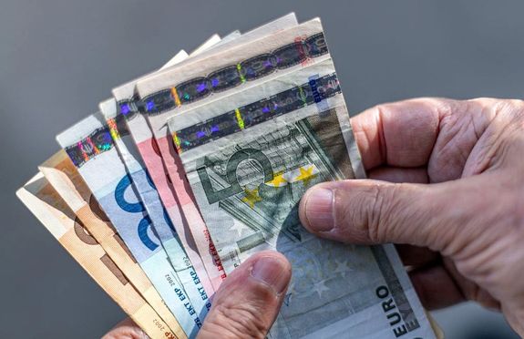 Az aj�nlott, b�k�si f�rfi t�bb r�szletben, �sszesen 3 milli� 423 ezer 56 forint �rt�k� eur�t k�rt �s vett �t a n�t�l p�ly�zat�r�sra, majd m�g t�bb r�szletben, 6 milli� 214 ezer forintnak megfelel� eur�t k�rt el, k�l�nb�z� indokokkal. A k�p illusztr�ci�. K�p: Pixabay