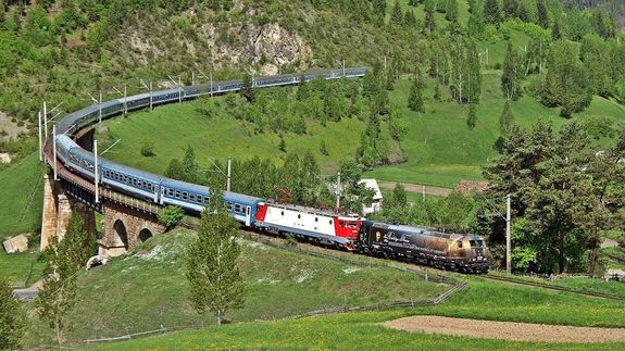 Id�n is elindul a Sz�kely Gyors �s a Cs�ksomly� Expressz a cs�ksomly�i, p�nk�sdi b�cs�ba. A k�pen a 2015-�s, egyes�tett vonat, Erd�lyben halad. K�p forr�sa: YouTube