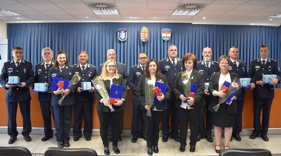 Kit�ntetettek Budapesten �s a B�k�s V�rmegyei Rend�r-f�kapit�nys�gon. K�pek forr�sa: B�k�s V�rmegyei Rend�r-f�kapit�nys�g – B�k�s v�rmegyei rend�rs�g Facebook-oldala