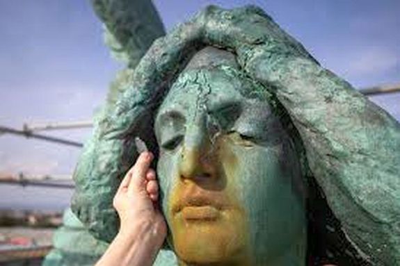 G�briel arkangyal szobr�t restaur�l�sra k�sz�tik el� 2024. szeptember elsej�n. K�pek forr�sa: Magyarorsz�g Korm�ny�nak Facebook-oldala   